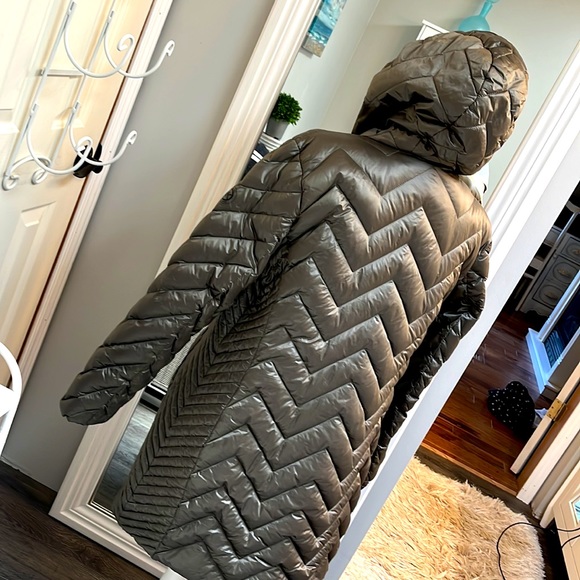 Michael Kors Down Filled light Weight Coat - Picture 5 of 9